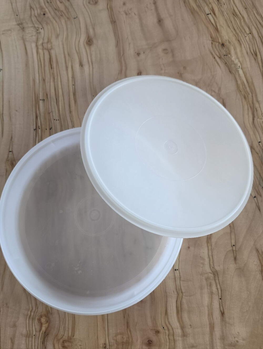 TUPPERWARE White Plastic Food Storage Container Lid #2422-2243 Home Kitchen EUC